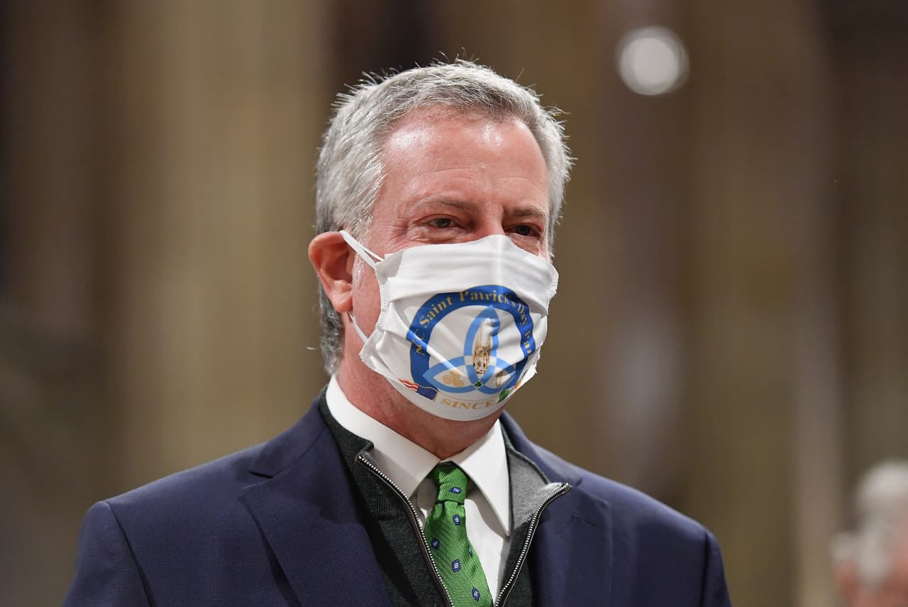 <i>No se equivoquen, el veredicto de hoy no es el final. Es el principio, mientras seguimos creando reformas reales en la policía y haciendo un país más seguro para todos los estadounidenses. Insto a la paz y a la calma esta noche mientras comenzamos el trabajo para lograr nuevos avances.</i>
<br>
<br>
<b>Bill de Blasio, alcalde de la ciudad de Nueva York</b>