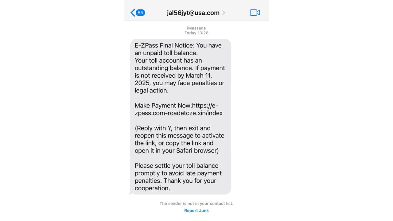 <h2 class="cms-H2-H2">1. <b>El intento de estafa llega como un mensaje de texto </b></h2>
<br>
<br>El mensaje llega desde un número aleatorio e inicia con 
<b>algunos de los siguientes textos:</b>
<br>
<br>📌 E-ZPass Final Notice: You have an unpaid toll balance. Your toll account has an outstanding balance. If payment is not received by March 11, 2025, you may face penalties or legal action. 
<br>📌 NC Quick Pass Final Reminder: You have an outstanding toll. Your toll account balance is outstanding. If you fail to pay by March 12, 2025. You will be penalized or subject to legal action. 
<br>
<br>
<b>Luego de ese texto, viene un enlace o link.</b>
<br>