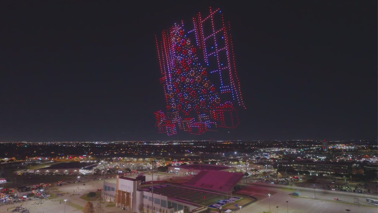 La misión no solo buscó destacar en tamaño y altura; también 
<b>desafió la imaginación con dos nuevos récords mundiales Guinness: la creación del “Personaje Ficticio más Grande Hecho con Drones” y la formación de la “Imagen Aérea más Grande Hecha con Drones”</b>. Un despliegue de creatividad que dejó a todos maravillados.