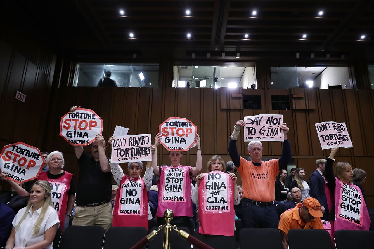Algunos activistas entraron a la presentación de Haspel para protestar. "No creo que la tortura funcione", respondió a la incisiva senadora demócrata Kamala Harris, ahora precandidata presidencial demócrata, aunque admitió que con ella obtuvieron "información valiosa" tras los interrogatorios a miembros de la red terrorista al-Qaeda. Finalmente la audiencia duró unas tres horas y la funcionara fue aprobada en el cargo.