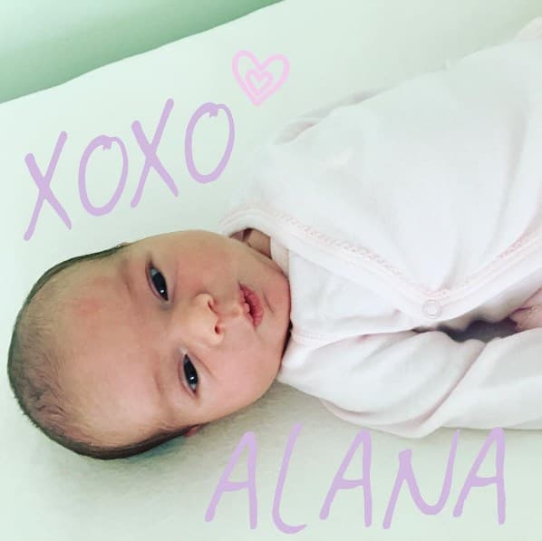 Tan chiquita y tan coqueta. Un besito de la hermosa Alana.