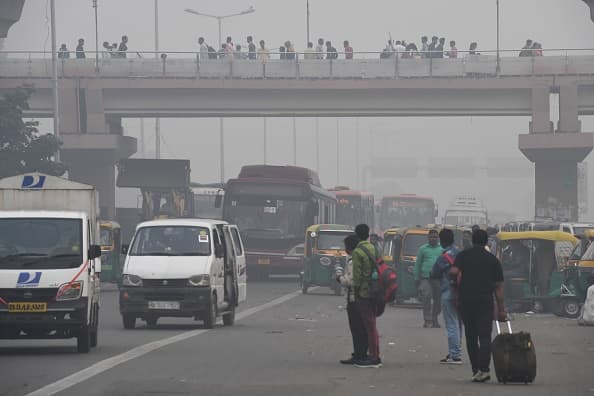 Esta no es la primera vez que India enfrenta un severo caso de contaminación, en 2016 el gobierno ya había anunciado restricciones vehiculares y quema de pastizales para evitar el incremento de esmog en el aire. 
<br>