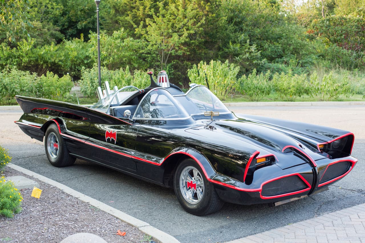 Adam West conducía el clásico Batimóvil en la serie de 1966.