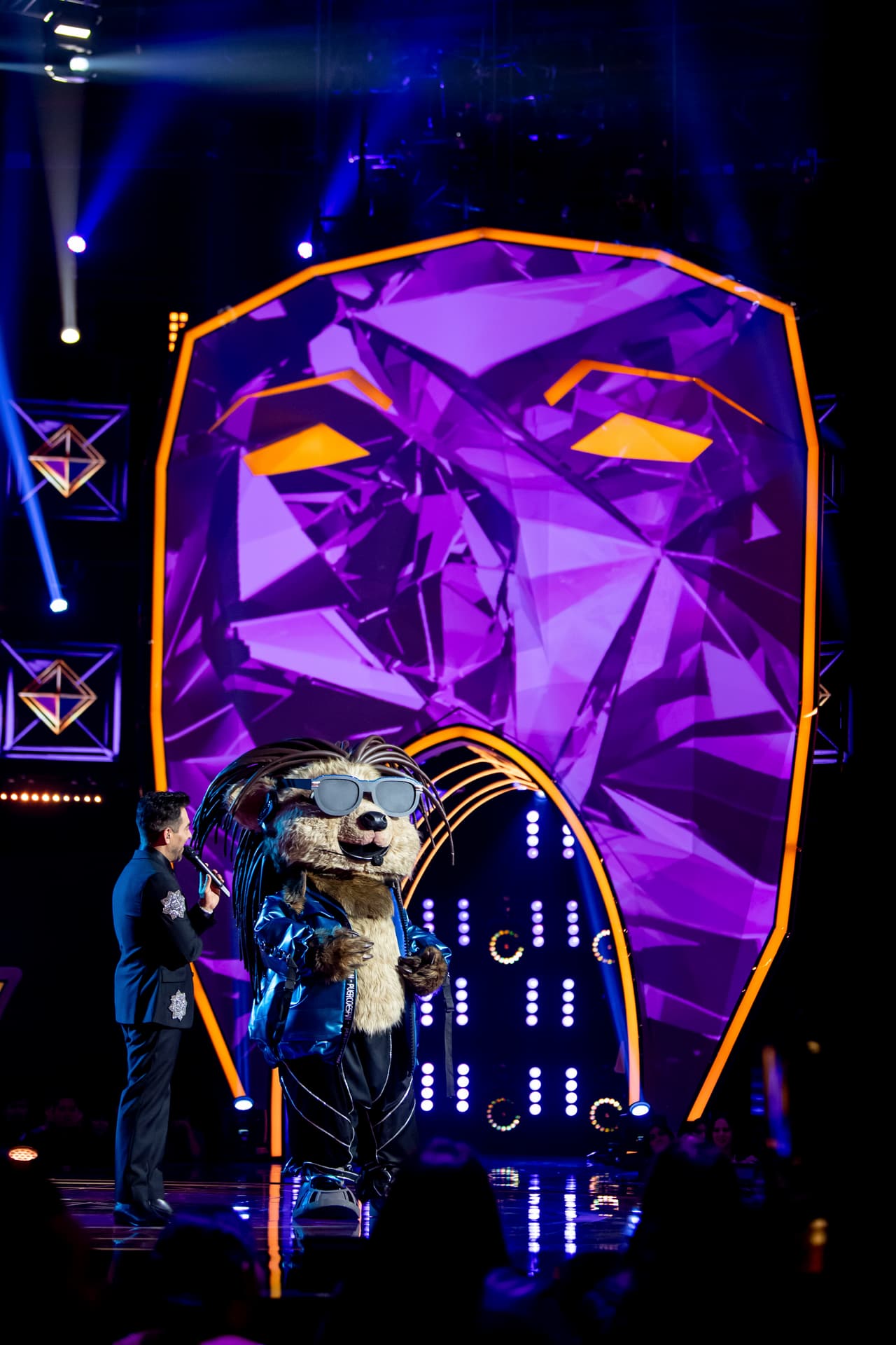 De inmediato arrancó la competencia con un triple combate. El primer personaje que conocimos fue Puerco Espunk, con una personalidad única, desenfadado y muy sincero. Juanpa dijo que era un "taco campechano" porque su voz de repente parecía de mujer y hombre.