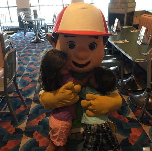 Emocionados, los nietos de la 'novia de México' abrazaron a Manny.