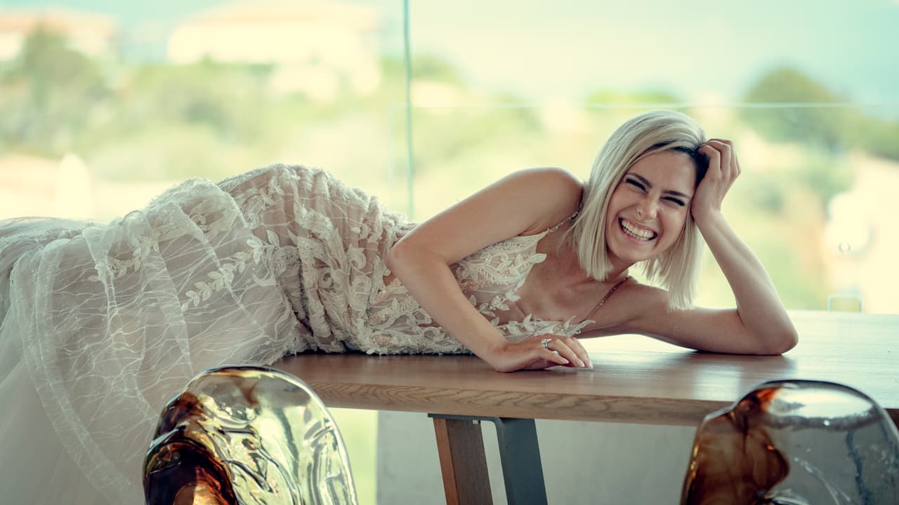 En cuanto a la protagonista 
<b>Anna-Maria Sieklucka</b>, quien interpreta a Laura Biel, ella tiene una relación con un director de teatro de Polonia.