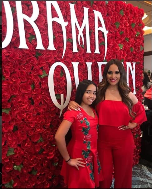 Además de que comenzó con su propio negocio, una línea de maquillaje para la cual asegura que Lupillo no le ayudó. Ella creó la empresa con el sueldo que devengaba al trabajar con él.