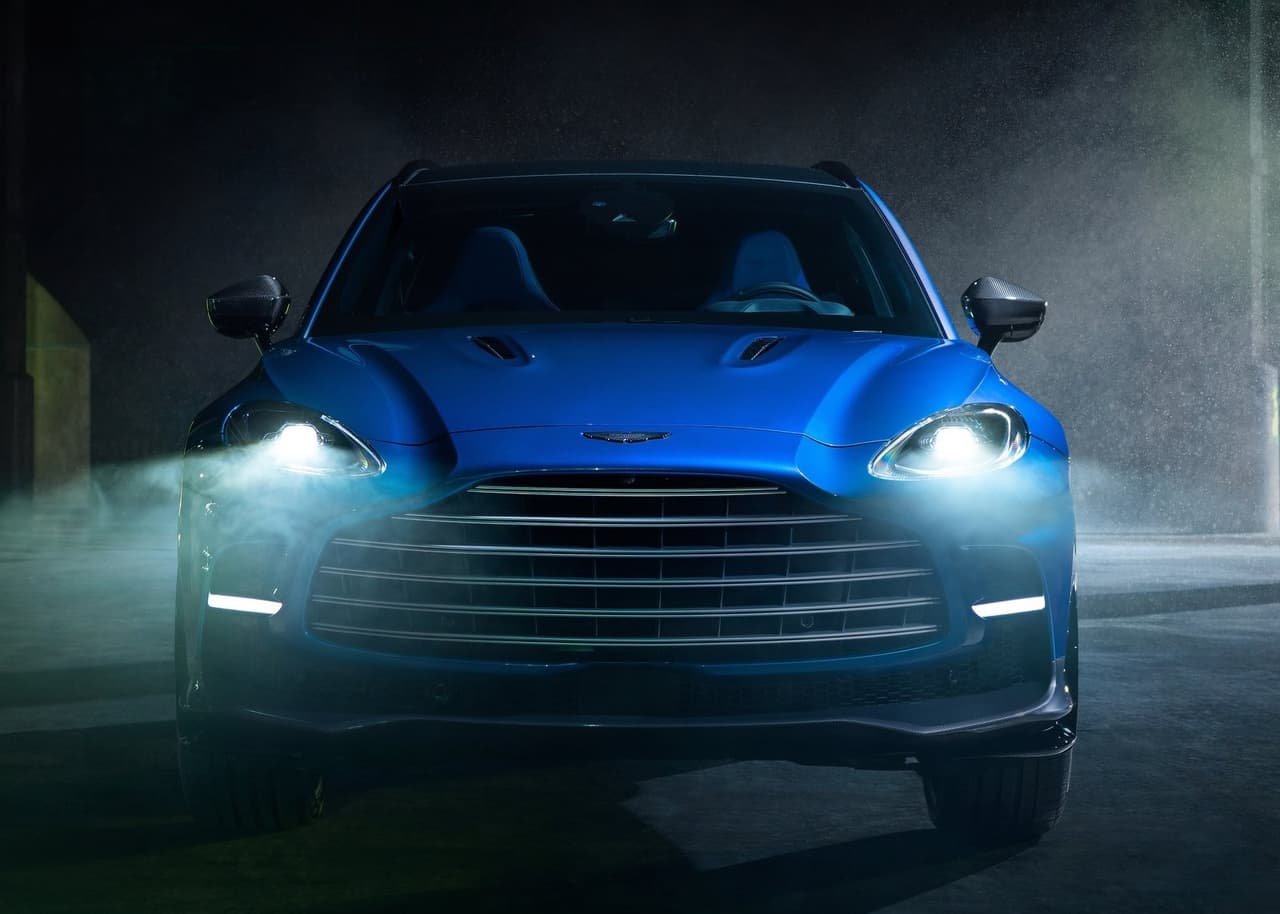 En el apartado estético, los cambios llegan en forma de un parachoques delantero más grande, una parrilla delantera más amplia, marcos oscuros en las ventanas, un enorme difusor trasero y puntas de escape cuádruples.