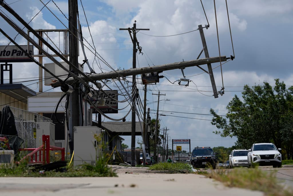 Más de un millón de clientes siguen sin electricidad en Houston tras el paso de Beryl: Biden declara "desastre mayor"
