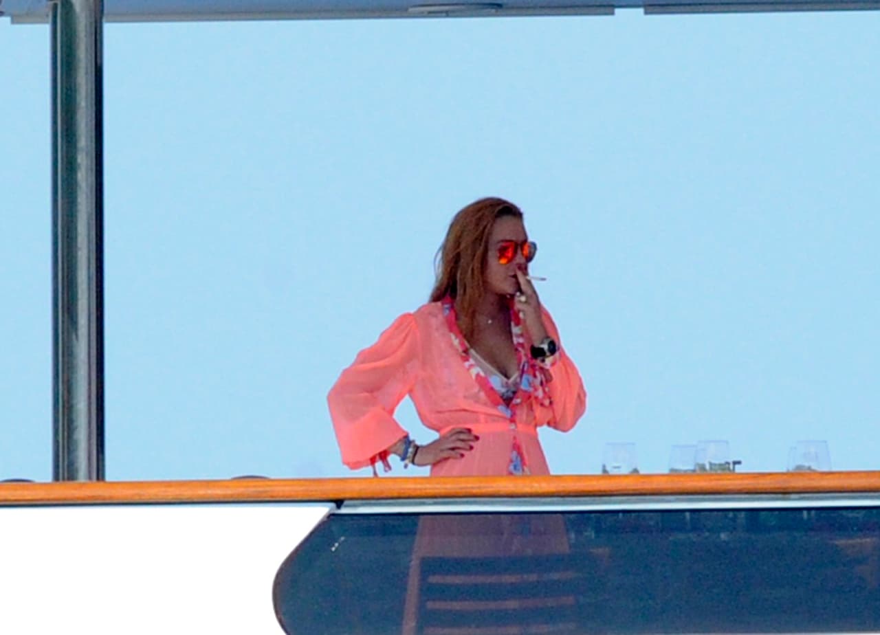 Lindsay Lohan no deja el vicio.