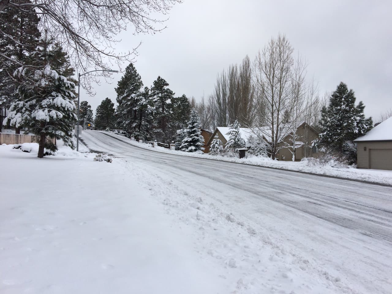 La nieve que cubre la ciudad de Flagstaff hace el pueblo llamativo para recibir turistas de Phoenix y Tucson.