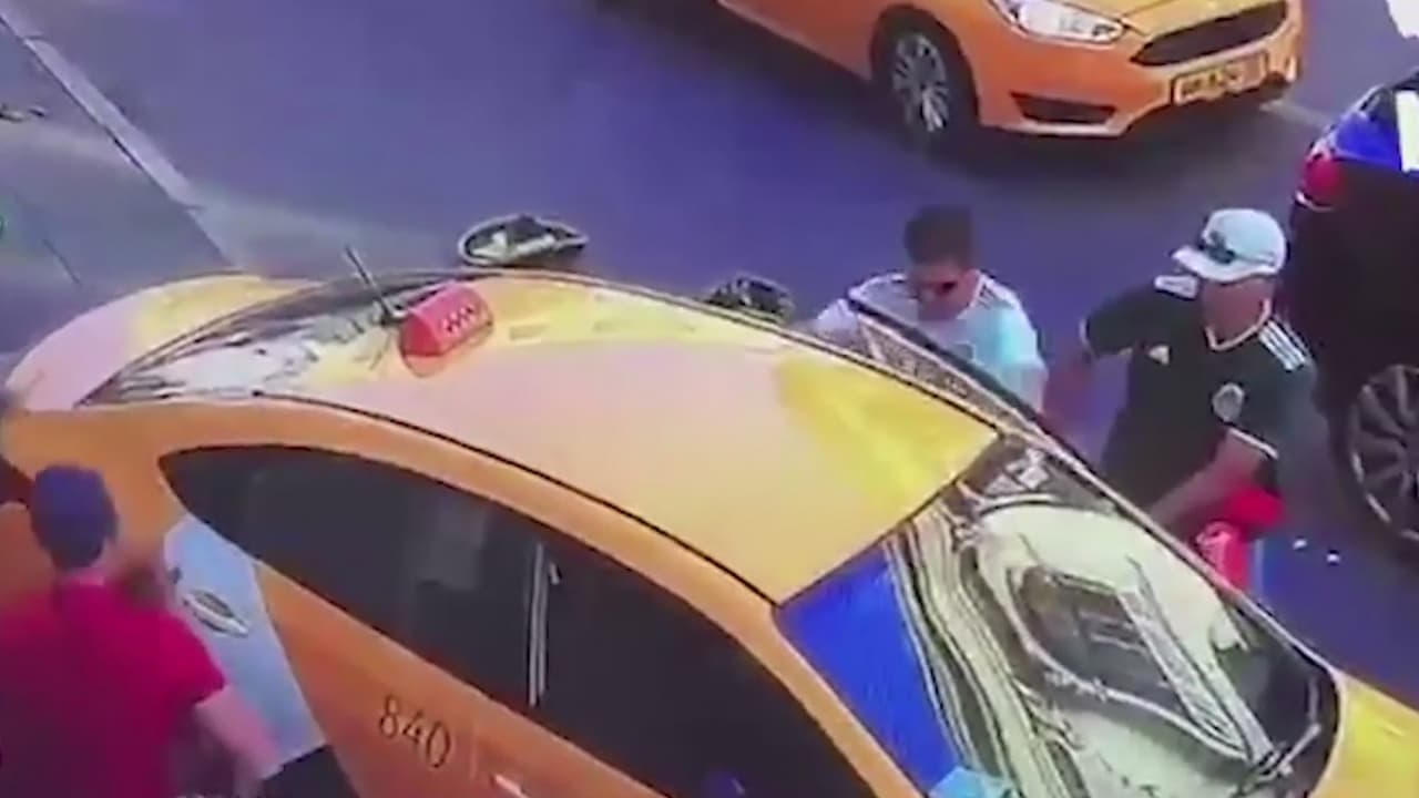 Impactantes imágenes de un taxista atropellando aficionados en Rusia