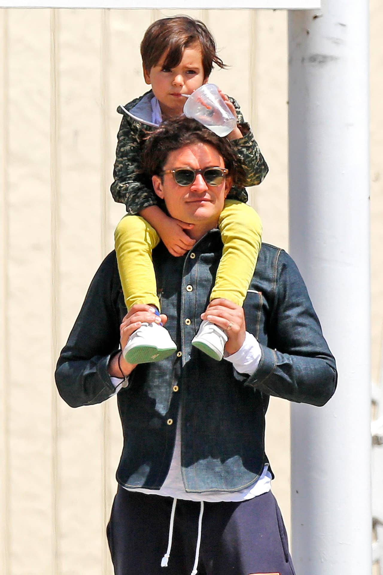 Orlando Bloom. En el mismo caso está el guapo actor Orlando Bloom que cuida de su hijo Flynn cuando se encuentra con él.