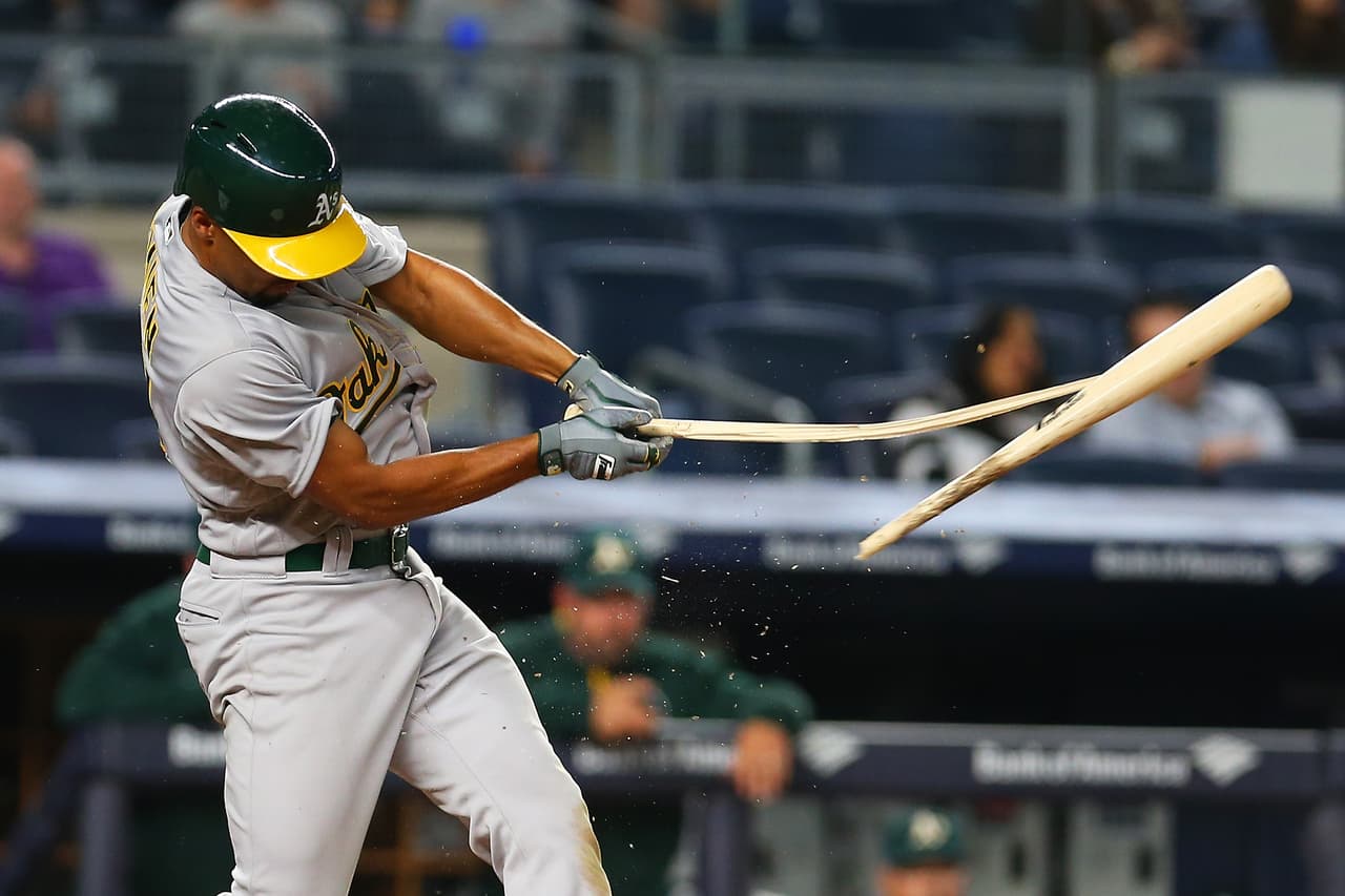 El 21 de abril de 2016, Marcus Semien, de los Oakland Athletics, rompió su bate en el noveno inning contra los New York Yankees.
