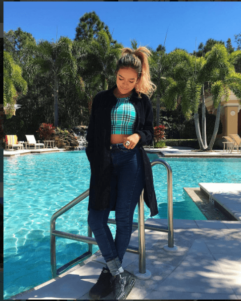 Lo más escencial en el estilo de Karol G, es que no siempre aparece con poca ropa, y aún así, luce súper bonita.