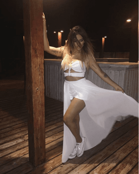 Este atuendo es para pasear por la noche en un destino de playa.