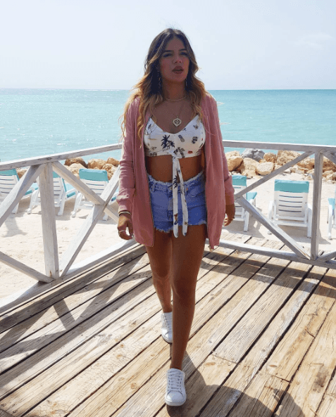 Ella tiene unas curvas muy pronunciadas, no es la típica mujer delgaza y estilizada, sino por el contrario, es una chica súper hot por la seguridad con la que camina y se conduce.