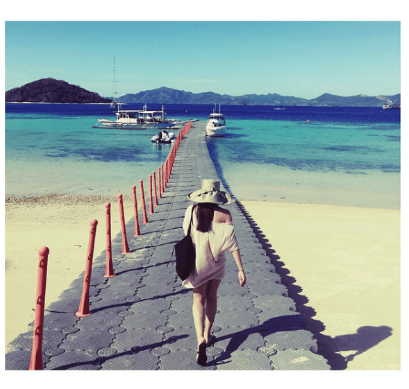 Sombrero de ala ancha, playera de algodón y bolsa grande, los artículos infaltables en un outfit playero.