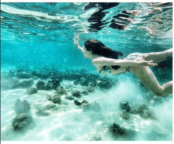 Esta mujer no sólo es sexy bajo el Sol, también bajo el agua.