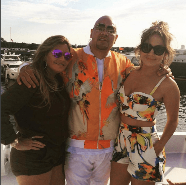 En realidad es súper lindo este atuendo que utilizó para una tarde muy soleada.