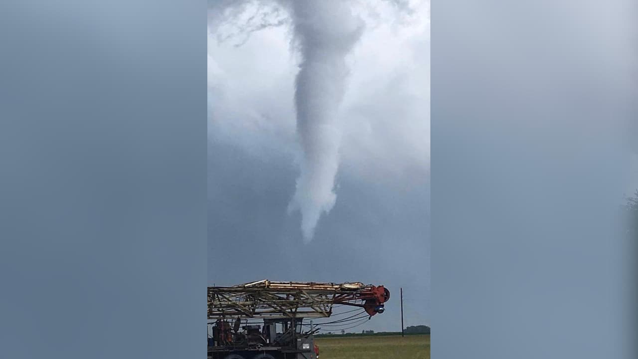 En Spanish Camp, condado Wharton, se pudo observar la formación de una nube en forma de embudo aunque no logró tocar el suelo.