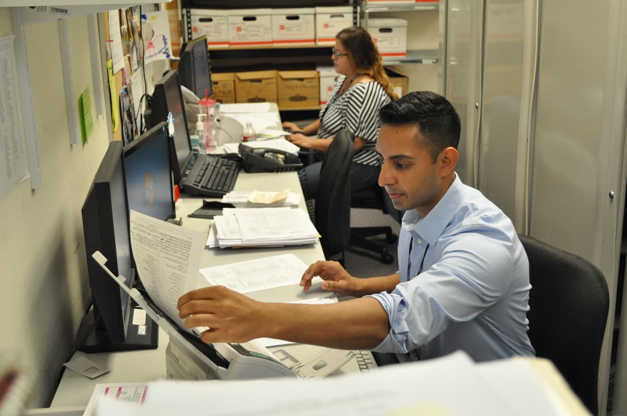 Harminder Sandhu, proveniente de Punyab, India, es voluntario en el mismo centro comunitario de salud donde una vez fue paciente. Asegura que le hace sentir bien apoyar a los pacientes que carecen de servicios sanitarios por ser indocumentados.
