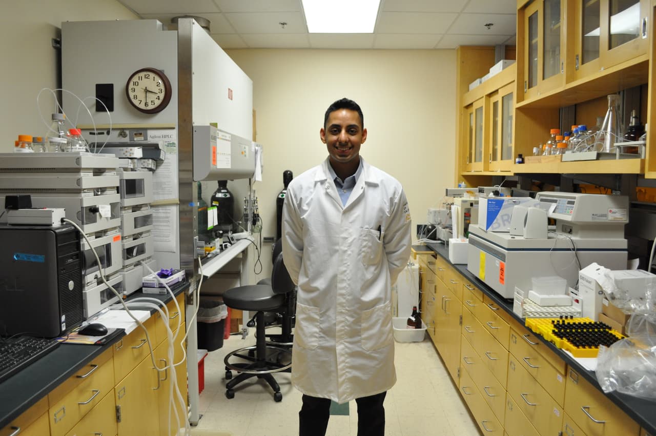 Sandhu también trabaja en un laboratorio de la Universidad de California-Davis, el mismo sitio donde se recibió. Su trabajo se enfoca en desarrollar pruebas de sangre con el mínimo equipo necesario, con el fin de realizarlas en comunidades que no cuenten con equipo médico. Fotos y textos: Sergio Robles.