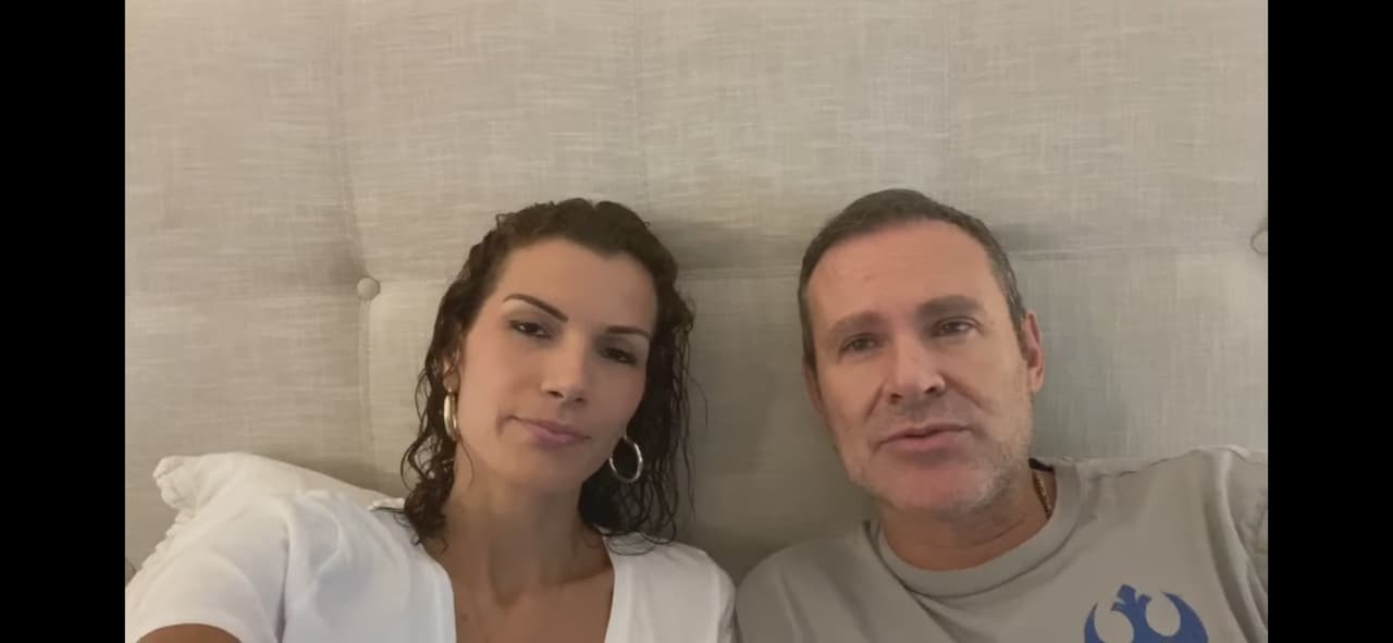 El lunes 13 de julio, Alan Tacher y su esposa Cristy Bernal se sometieron a la prueba de covid-19 y dos días después recibieron resultados desfavorecedores. Tras dar a conocer la noticia, el público y sus compañeros de Despierta América les enviaron mensajes deseándoles pronta recuperación y apoyo incondicional.