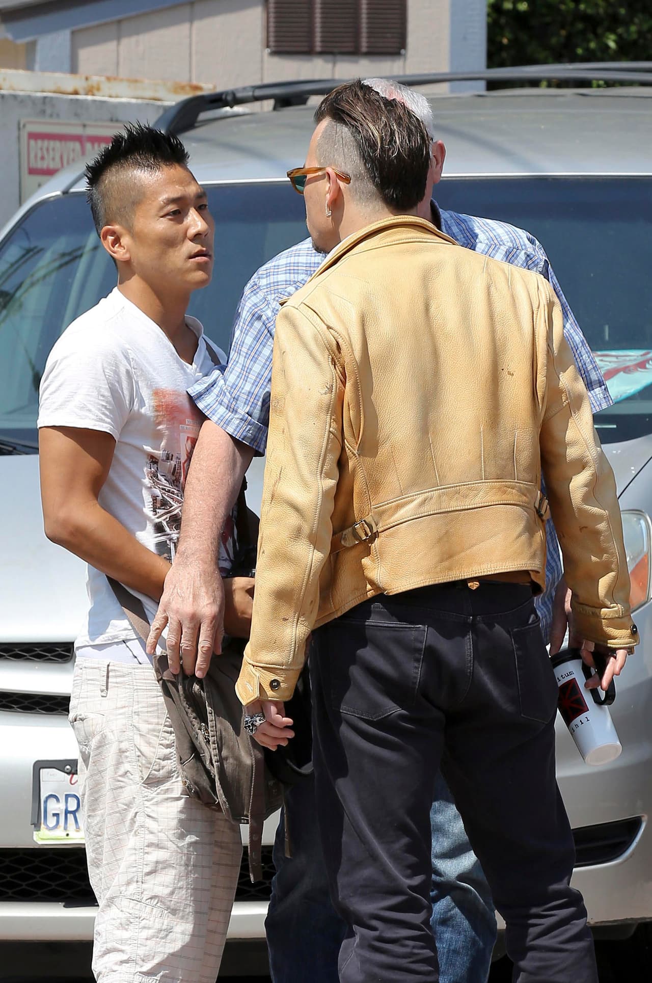 Los demás paparazzi no perdieron la oportunidad de captar la pelea.