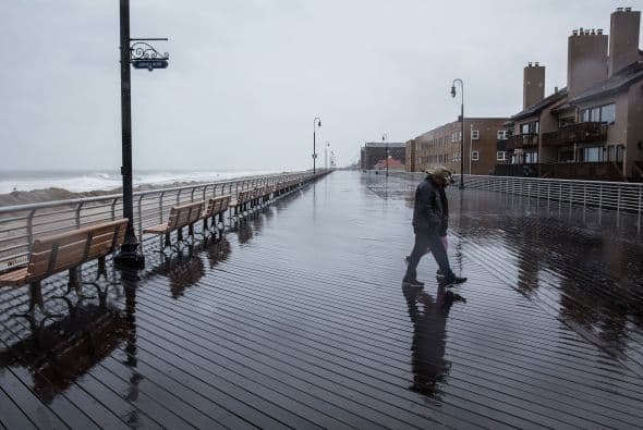 Esta pareja camina también por el mismo sitio.