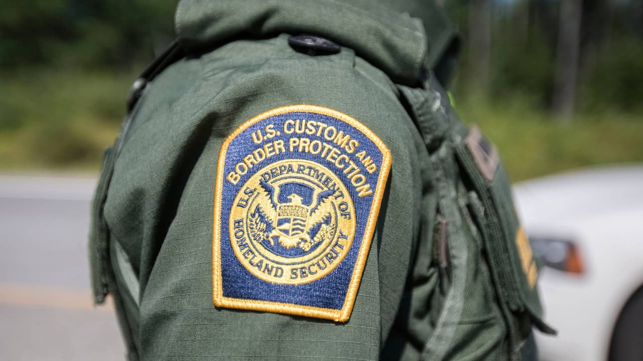 Acusan a un agente migratorio de Nueva York de ordenar a mujeres que le mostraran los senos