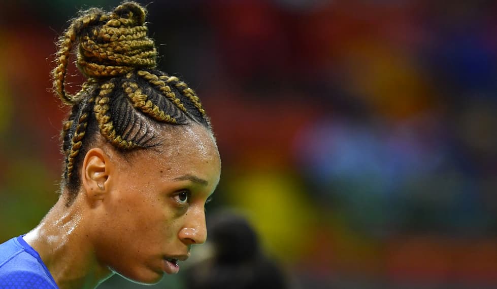 Este es uno de los peinados más elaborados y también más efectivos. La francesa Alexandra Lacrabere durante el partido de balonmano, decidió sujetar todo su pelo en pequeñisimas trenzas que van desde la raíz. Luego seccionó su melena, en distintas partes y sujeto esas mini trenzas. Para luego unir todas las partes en un recogido alto. De esta manera pudo correr, sin sufrir del calor y sin que se le moviera ni un pelo.
<br>