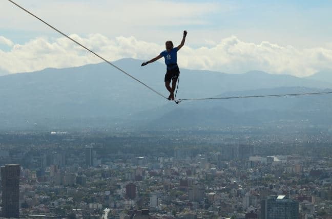 El joven caminió por la cuerda floja a 787 pies de altura (240 metros) y una distancia de 711 pies (217 metros).