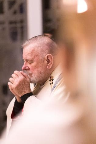El arzobispo Thomas Wenski lavó los pies de seis catecúmenos que recibirán los sacramentos de iniciación en la Vigilia Pascual.