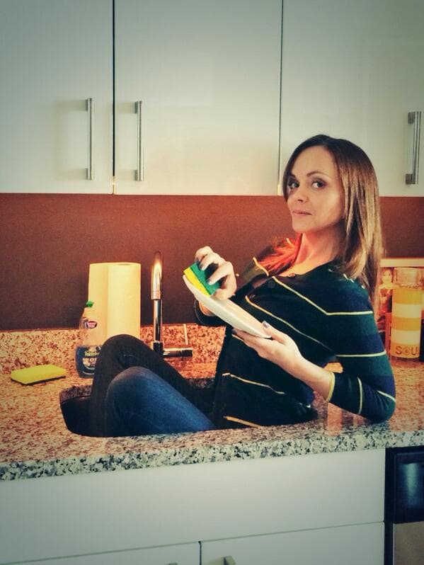 Hasta puede lavar los trastes ahí dentro...