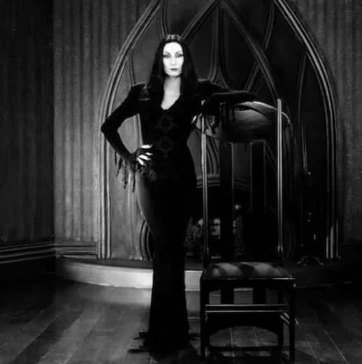 En realidad está alterada de una de Anjelica Huston, quien hacía de Morticia en las cintas.