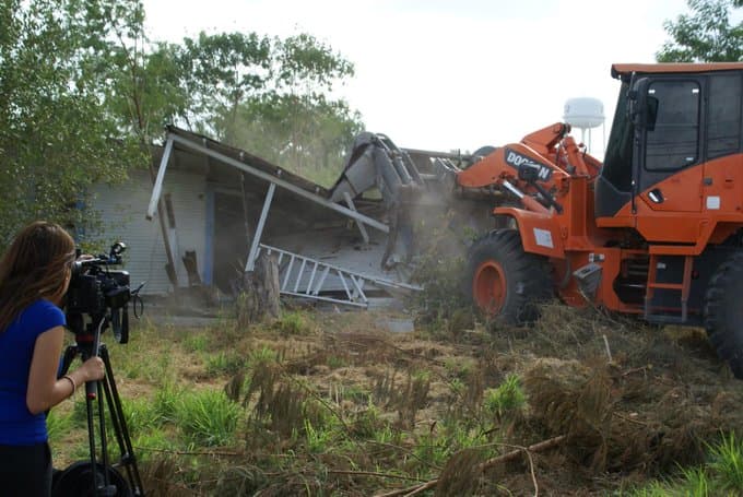 La pequeña vivienda fue derrumbada usando maquinaria pesada y bajo el resguardo de oficiales de la Patrulla Fronteriza.