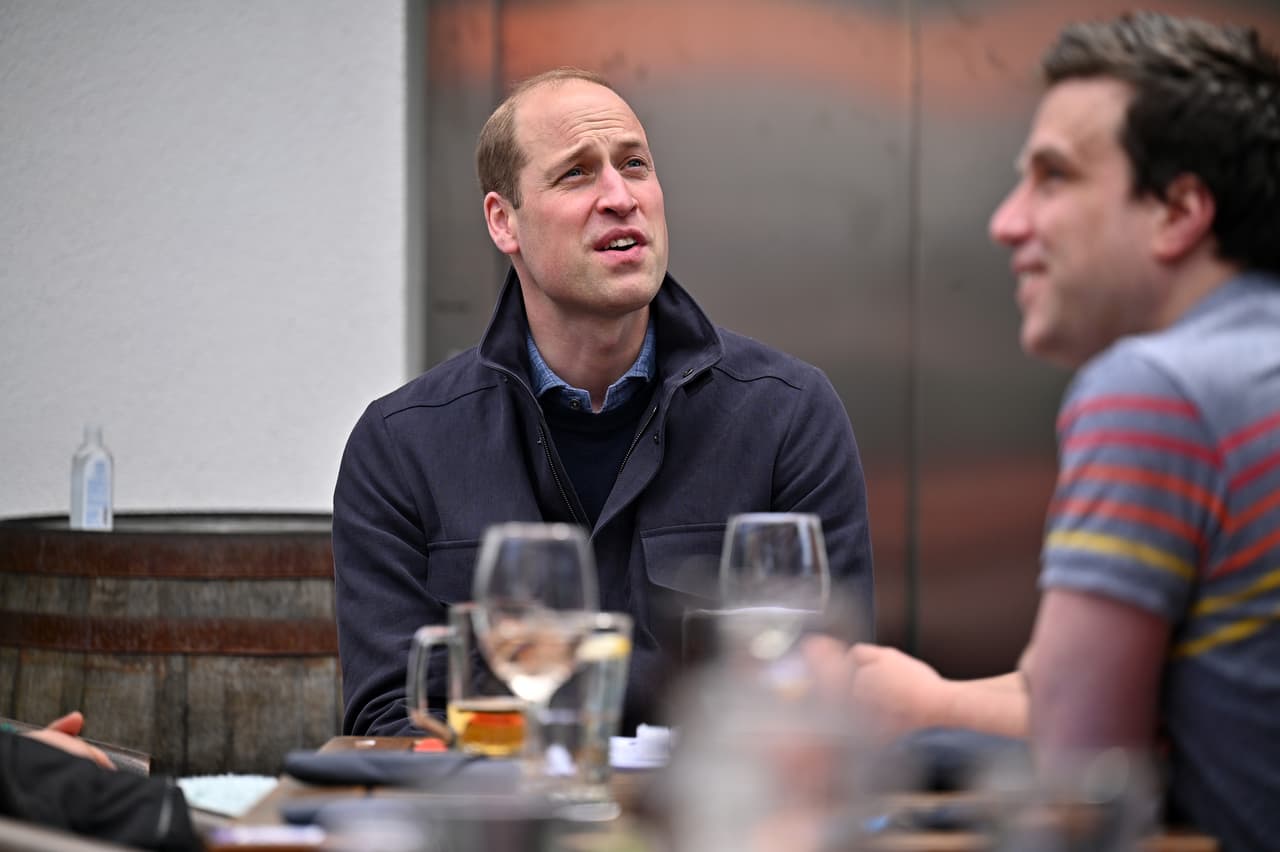 <b><a href="https://www.univision.com/temas/principe-william" target="_blank">El príncipe William</a> </b>trajo a su memoria este sábado 22 de mayo los "días oscuros de dolor" luego de enterarse de la 
<b><a href="https://www.univision.com/famosos/muerte-de-lady-diana-sus-ultimas-fotos-con-vida-el-fatal-accidente-en-paris-y-lo-que-revelo-la-autopsia-fotos">muerte de su madre, Lady Diana</a></b>, quien falleció en un trágico accidente en París el 31 de agosto de 1997 perseguida por paparazzi.
<br>