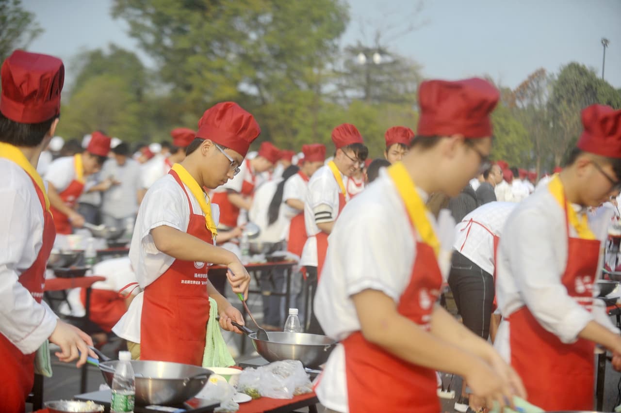 Aunque el organizador del evento dijo que el arroz sería distribuido entre cuatro escuelas de la ciudad, no fue así. Para la próxima, tendrán más cuidado en el manejo de tan delicioso y nutritivo alimento.
