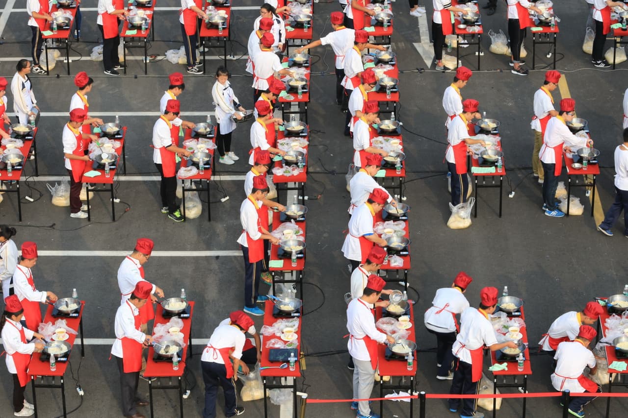 Como parte de la fiesta, 300 personas pasaron cuatro horas cocinando 4.19 toneladas de arroz frito.
