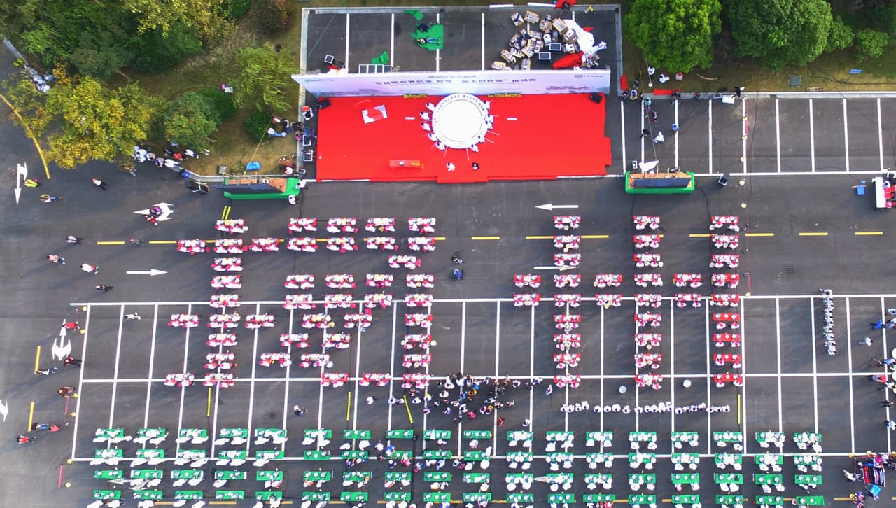 Sin embargo, el récord fue revocado por Guinness debido a fallas en el manejo del arroz frito.