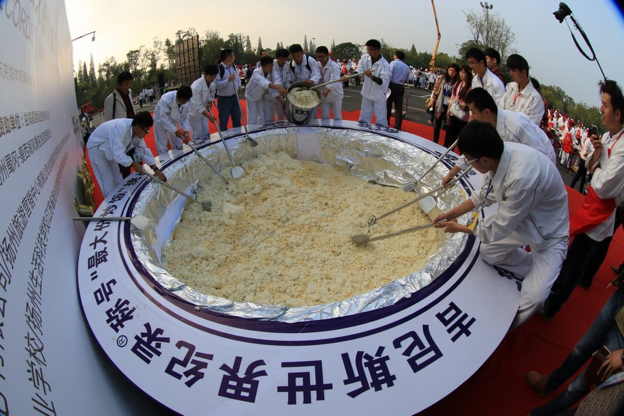 Fue un grupo de 300 personas las que cocinaron tanto arroz.