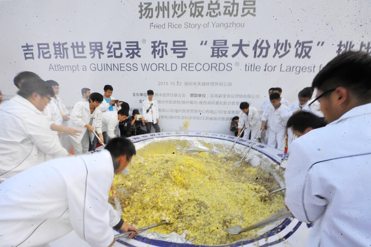 Se trata de cuatro toneladas de arroz frito en Yangzhou, en la provincia de Jiangsu, en China.