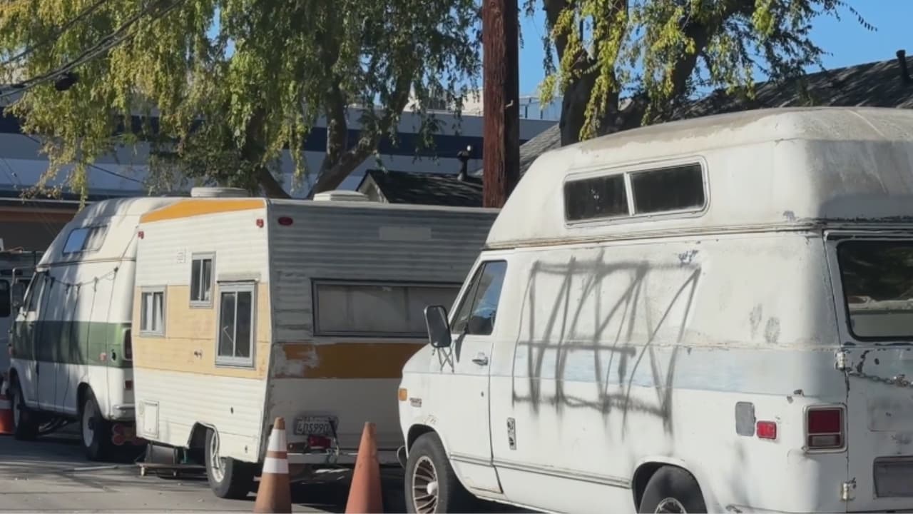 Palo Alto evalúa restringir el estacionamiento nocturno de casas rodantes usadas como vivienda