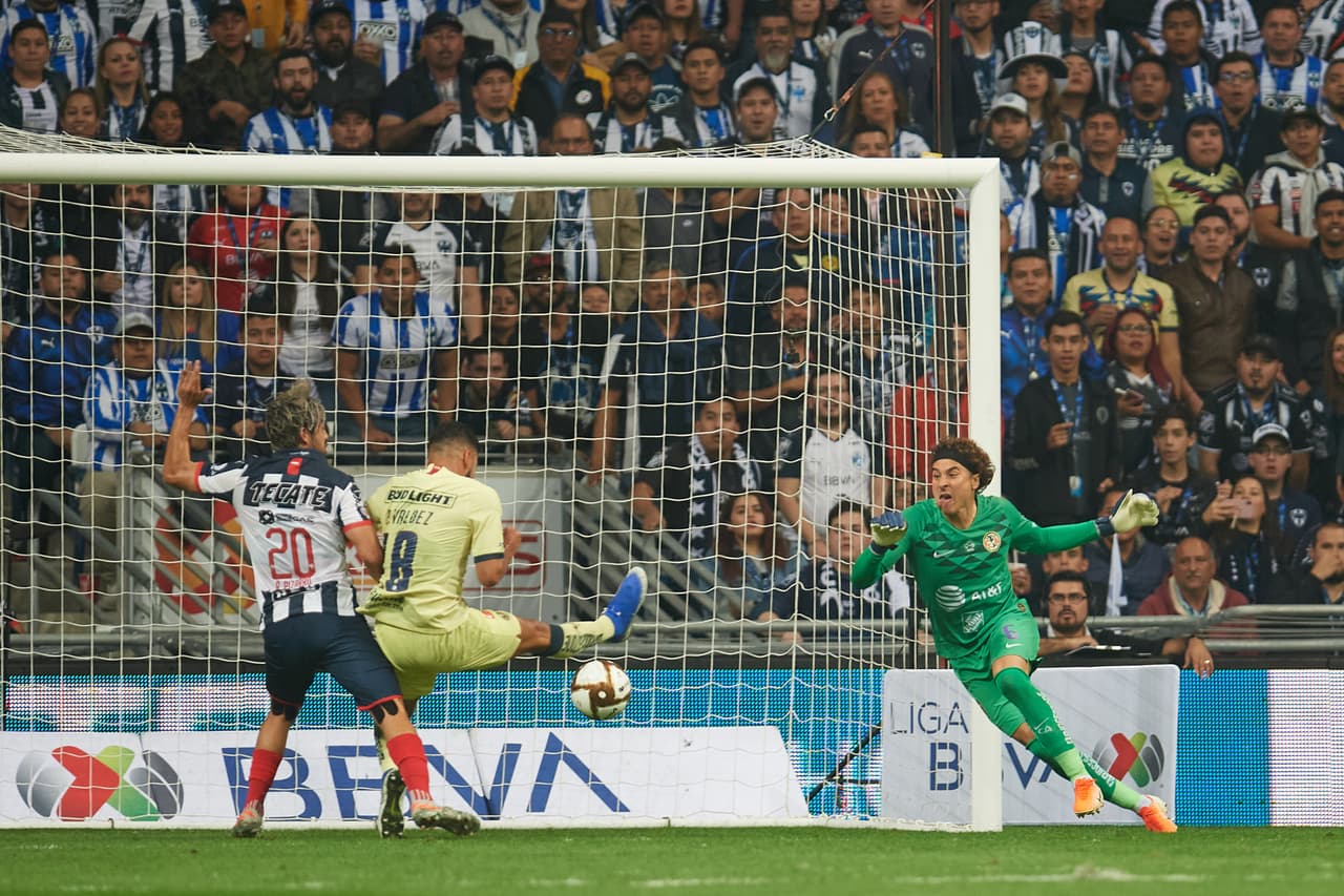 Ochoa se pasa pero Valdez llega a tiempo para cortar el centro que ya saboreaba Pizarro.