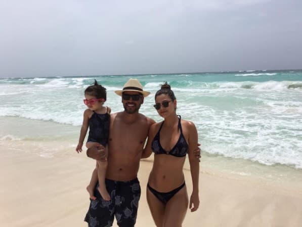 Combinados y a la moda. Ana Patricia, su esposo Luis y la pequeña Giulietta disfrutan de un bello día en la playa. "Familia que viste igual permanece unida", es el mensaje junto a la imagen compartida en redes sociales.
