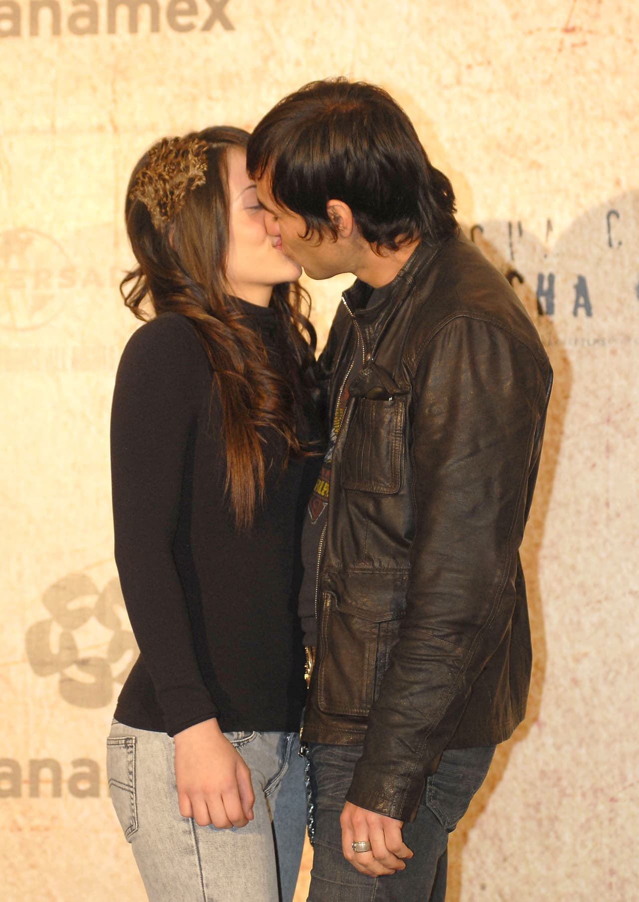 El 12 de diciembre de 2008 confirmaron su romance, tan solo un mes después de que el actor había firmado su divorcio de Mayrín Villanueva.