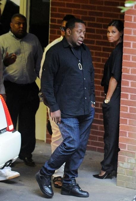 El cantante se dejó ver desconsolado y sin parar de llorar. La partida de su hija es un golpe irreparable.