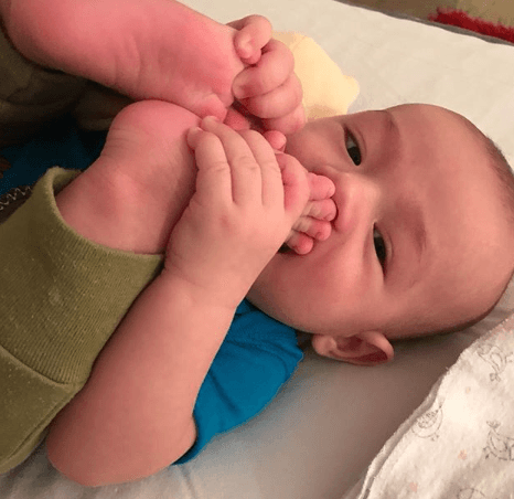 Ahora Liam se divierte jugando con sus pies. Liam es muy flexible.