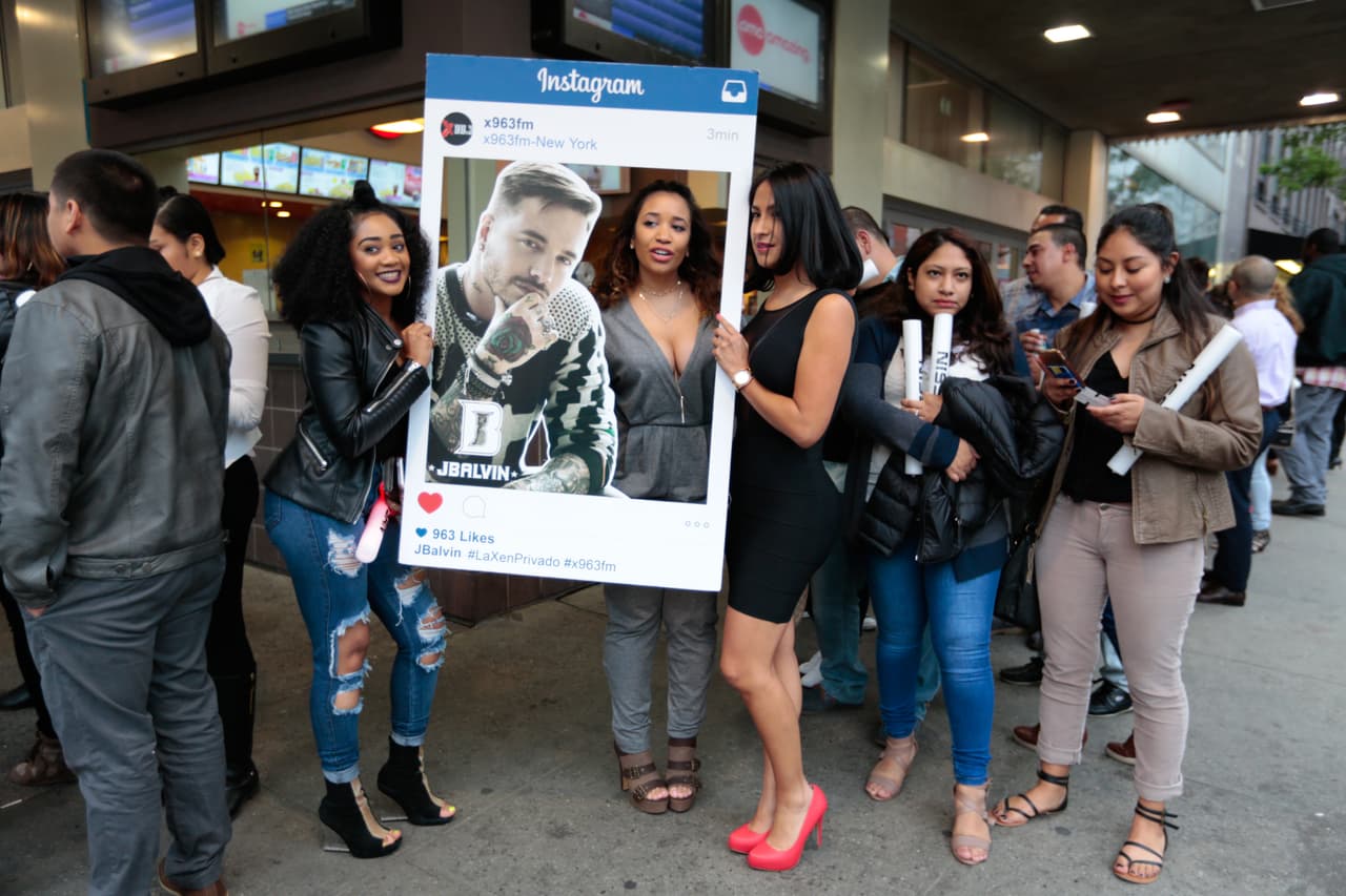 Las fans de tuvieron la oportunidad de tomarse fotos con Balvin mientras hacían fila (al menos con la versión de cartón).